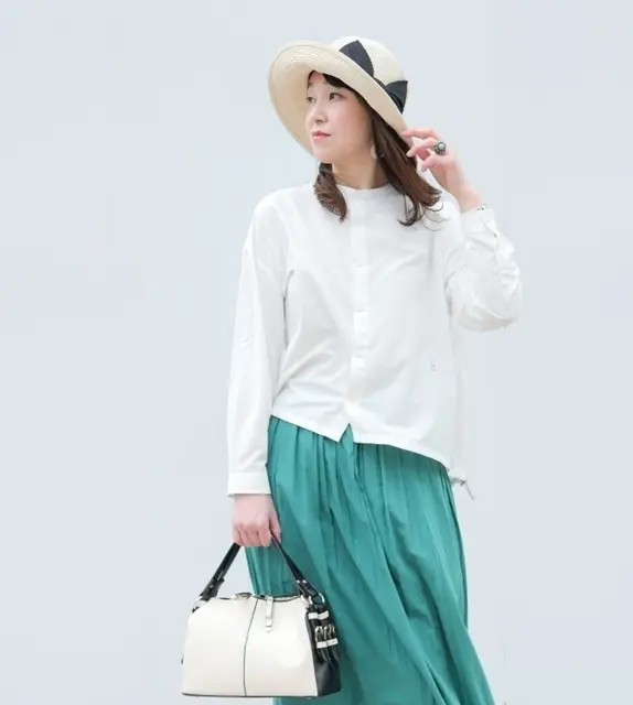 GYMPHLEXの白ブラウスときれい色スカートに帽子を合わせたコーデ