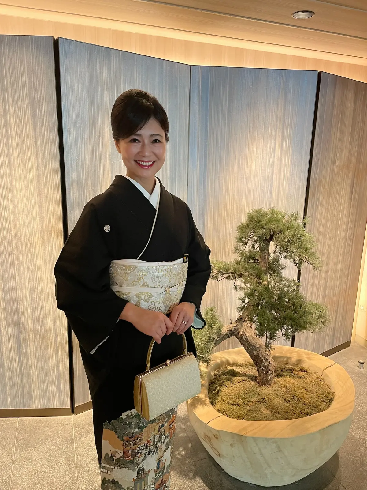 着物、黒留袖、結婚式、結婚式母の服、結婚式母の服装、、結婚式服装、母、お正月、ご挨拶、着物バッグ、晴れの日、快晴、晴れ、草履、帯、結婚式帯、結婚式母帯、足袋、紋付、紋付き、着物ゴールドバッグ、着物結婚式バッグ、ゴールドバッグ、シャンパンゴールドバッグ、シャンパンゴールド、母の黒留袖