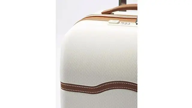 【POINT】 ボディ表面にはさざ波のようなエンボス加工。光の反射で美しく高級感のあるツヤが出るほか、摩擦による傷や汚れを防ぐ効果も大