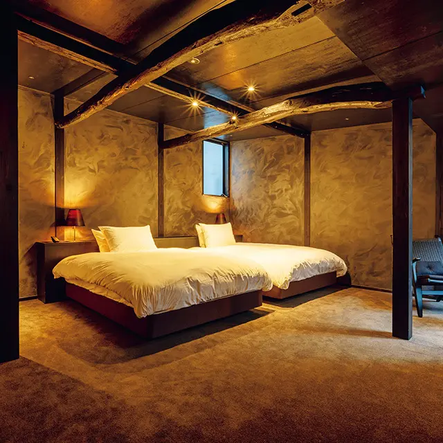 伝統建築の柱や梁を利用したメゾネットタイプのroom110。