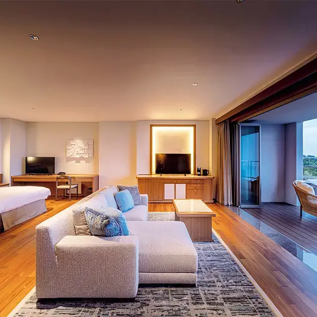 80㎡の広さのプレミア テラスツイン。落ち着いた色調で軽やかな内装デザインは、ハワイの高級リゾートを思わせる。