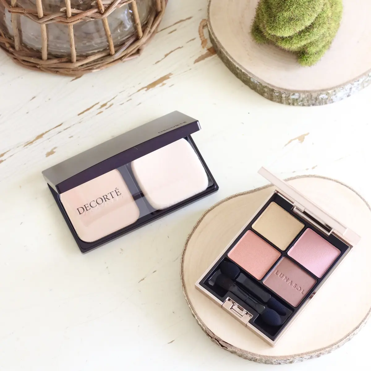 春色のアイシャドウとファンデーション