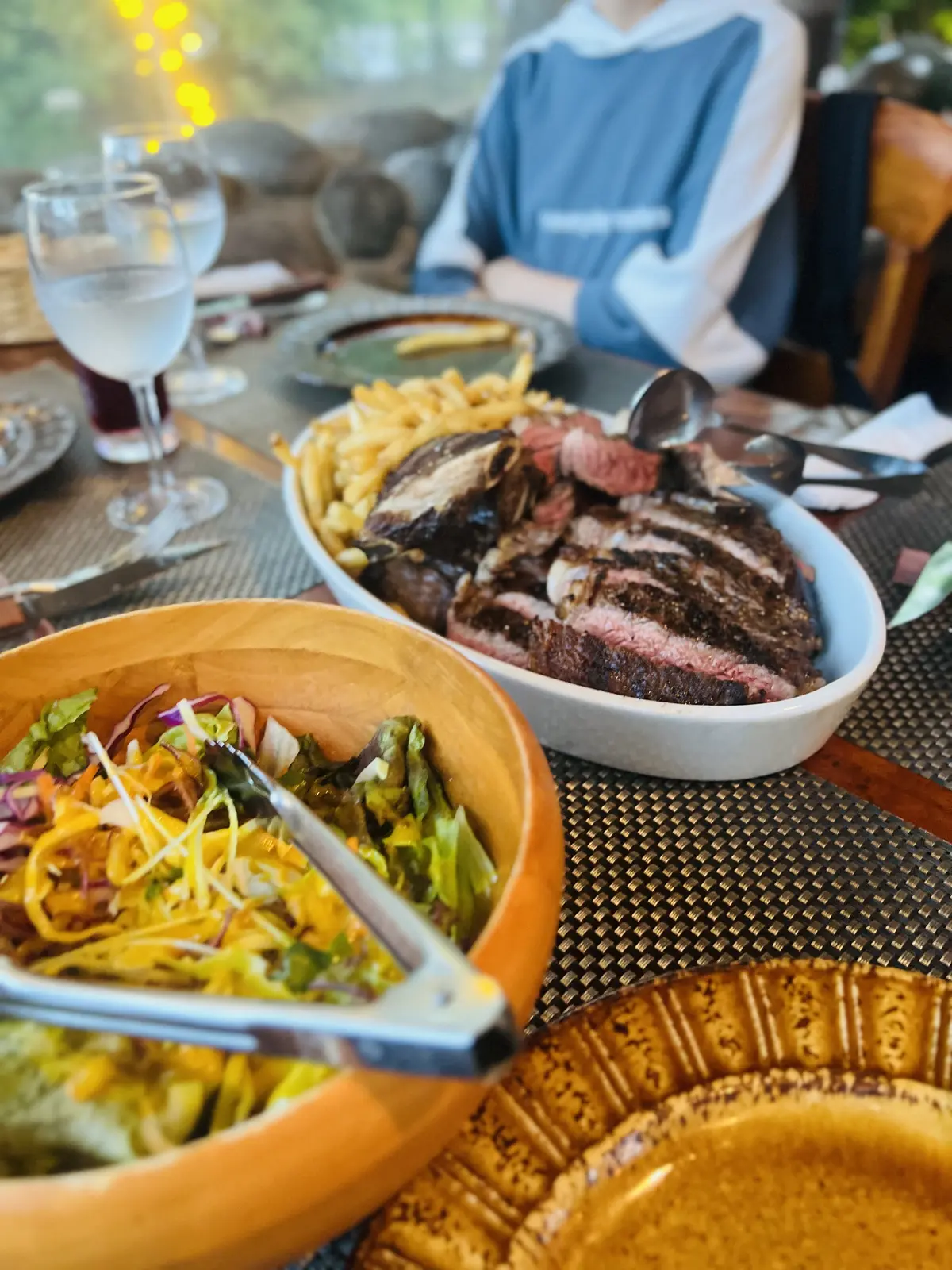 皆でTボーンステーキのコース料理をオーダーしました！