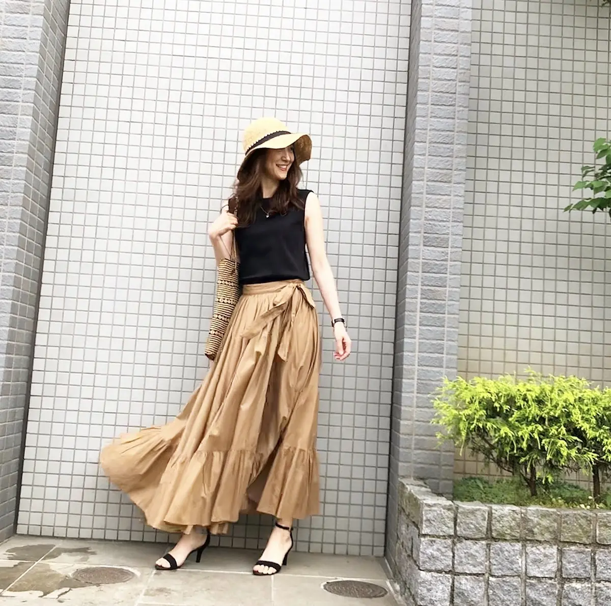 GUノースリーブTにラップスカートを合わせて