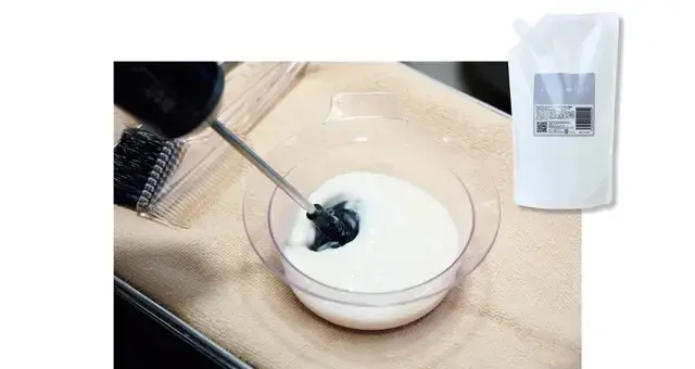 アミノ酸配合トリートメントに電解水（写真右）と水素を発生させるパウダーを混ぜて攪拌。この剤でデトックスと補修を両立。
