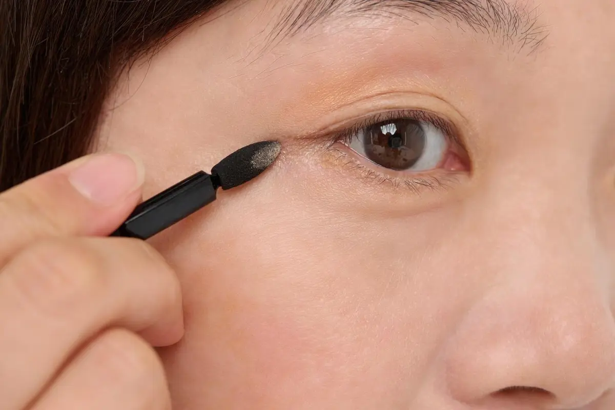 OurAge×Webエクラ シャンパンベージュのアイシャドウで アイラインの下にハイライトを入れる