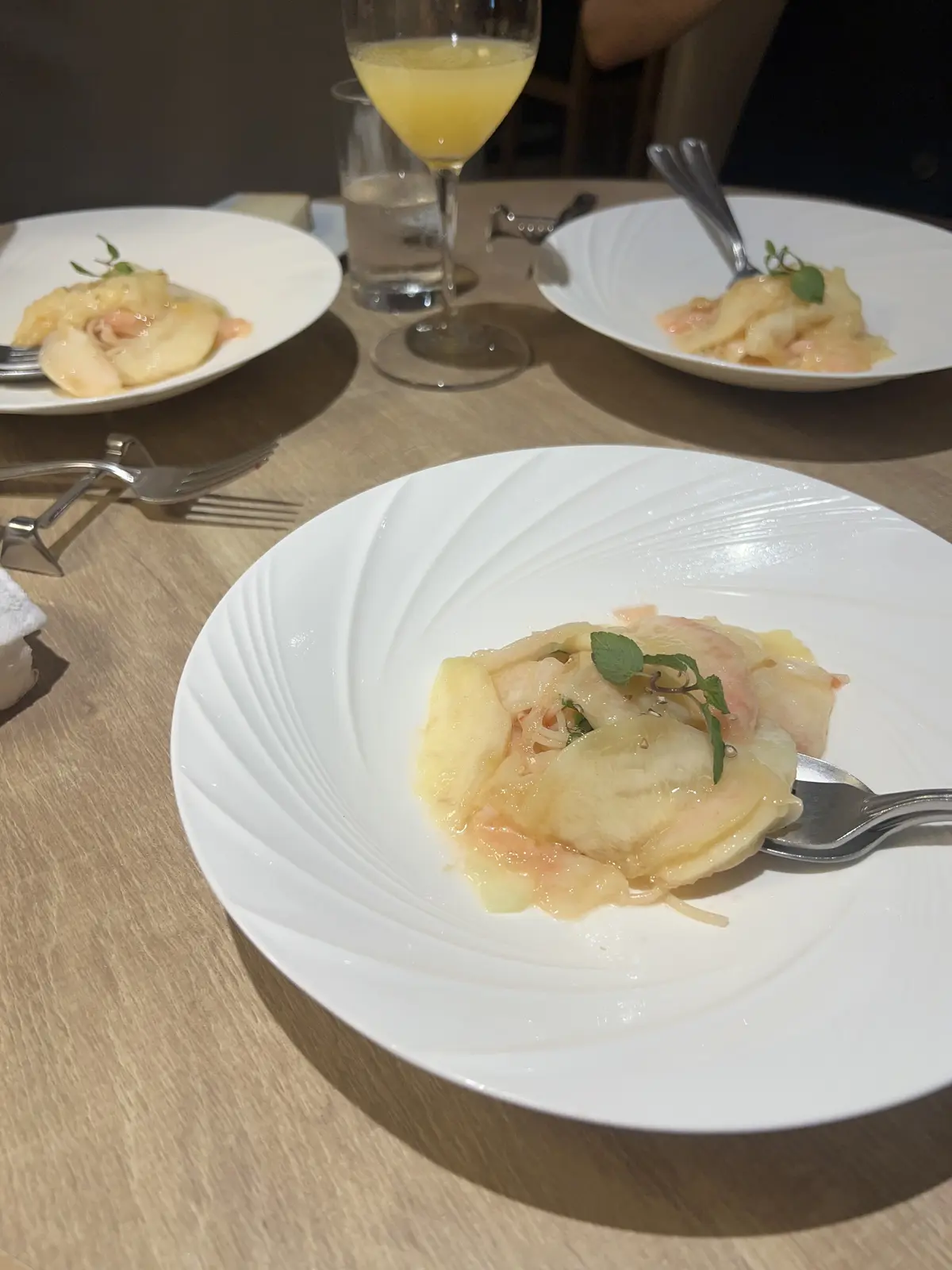 マンゴーカラーのワンピースを着てフルーツの画像_4