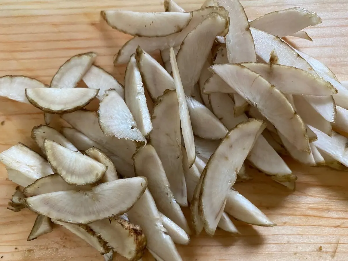 OurAge×Webエクラ ごぼう、きのこ、豚の柳川風レシピ 作り方　ごぼう　カット　酢水