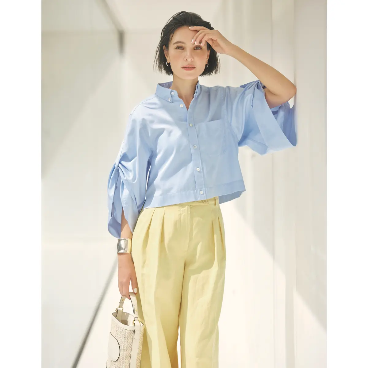 ブルーシャツとイエローパンツのコーデ　モデル・田沢美亜
