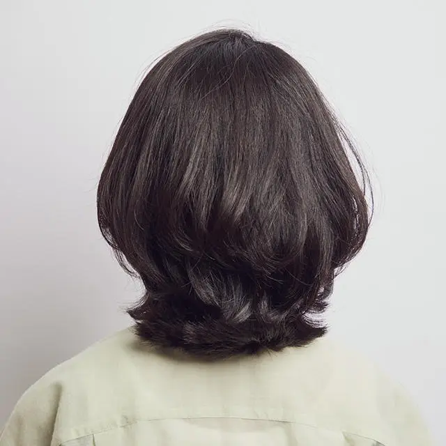 小顔効果抜群！若々しく華やかに見える軽やかミディアムヘア【50代髪型・ヘアスタイル】