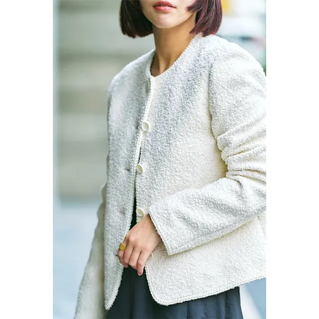 エレガントなジャケットは、ボリュームスカート合わせでモダンな表情に