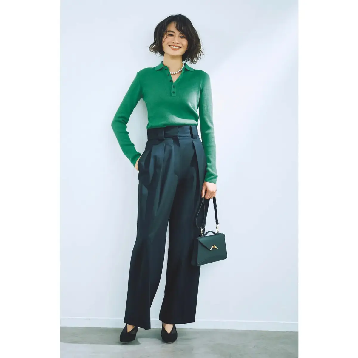 ポロニット×タックパンツのトラッドな装いは、高発色のグリーンカラーで鮮度アップ！