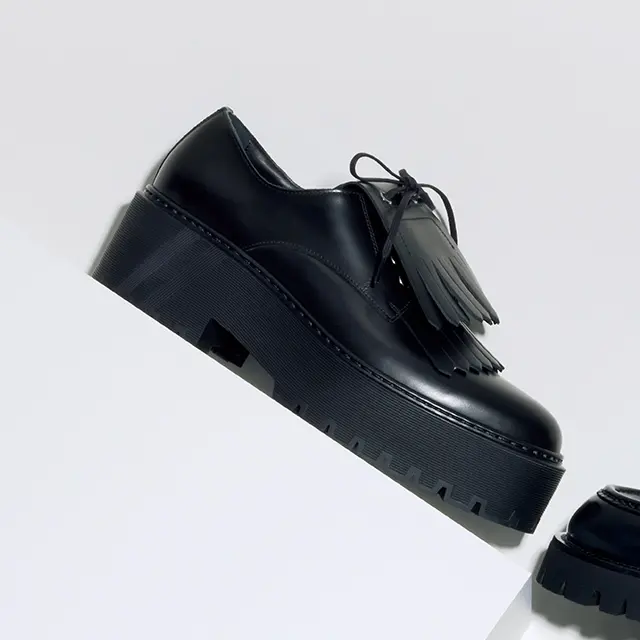 ❶ミニマルゆえにきわだつ高度なクラフツマンシップ。 プラットフォームソールには「H」ロゴをあしらい、 エルメスらしい遊び心を。