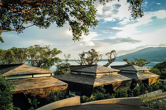 メイン棟から降りてゆくと、海辺の丘に23 室のヴィラが立ち並ぶ。