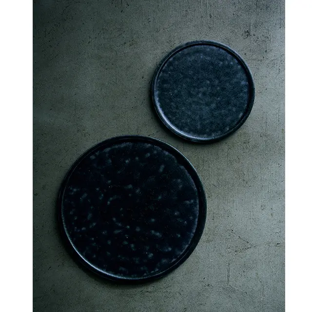 11/6まで個展開催中の唐津の作家、矢野直人「黒 釉皿」（φ16×H0.8㎝）￥4,400、（φ23×H0.8㎝）￥ 7,700　