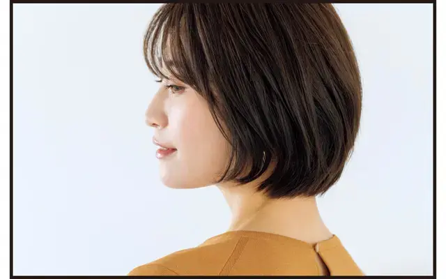 【50代髪型・ヘアスタイル】ボブのような毛先長めの“こなれショート”で華やかに