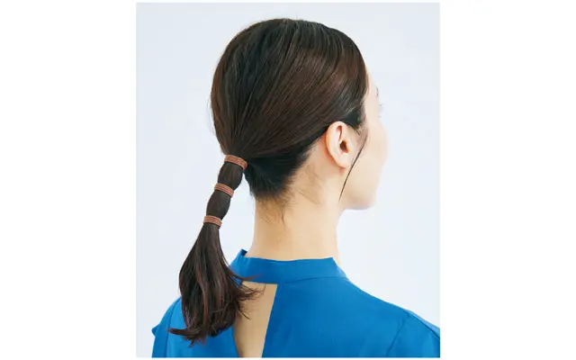 《1》乾いた髪の根元から毛先までヘアオイルをなじませコーミング。センターパートに分ける。