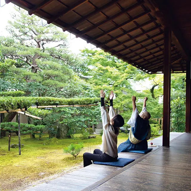 体をほぐして陰陽を整える爽快感もひときわの坐禅時間  大徳寺 大慈院の朝座禅