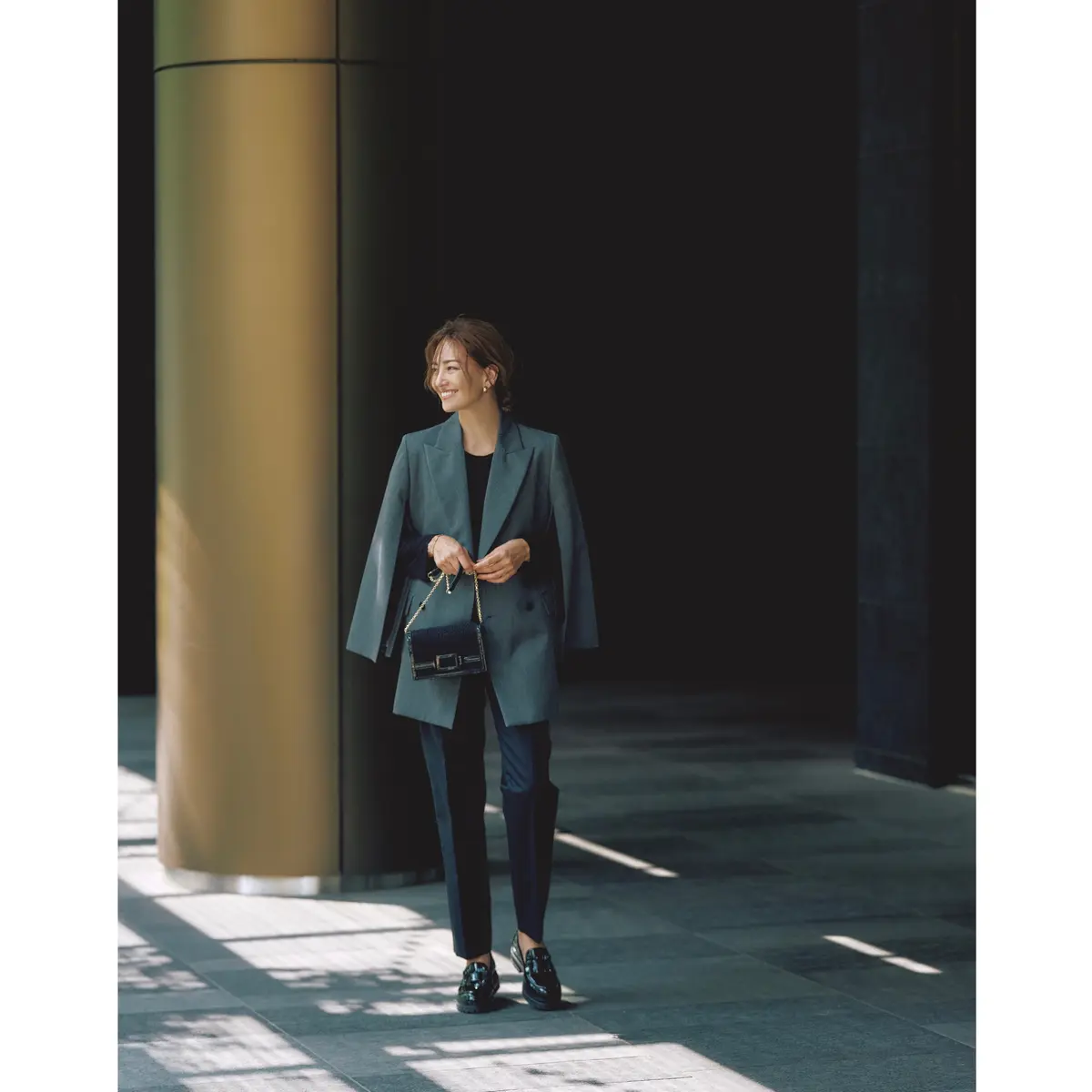 グレーケープ風ジャケットと黒スリムパンツのコーデ　モデル・RINA