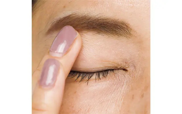 指の腹でならしてまぶたに密着させる