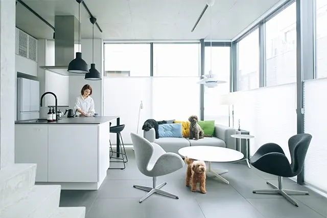 ２面に大きな窓をとった明るいリビング。