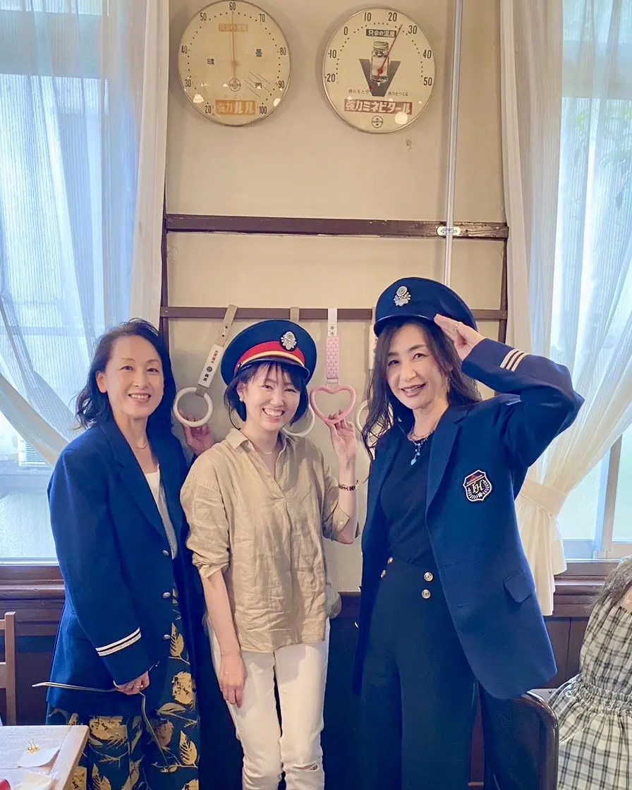 駅舎カフェというだけあり、吊り革や車掌さんの衣装があり