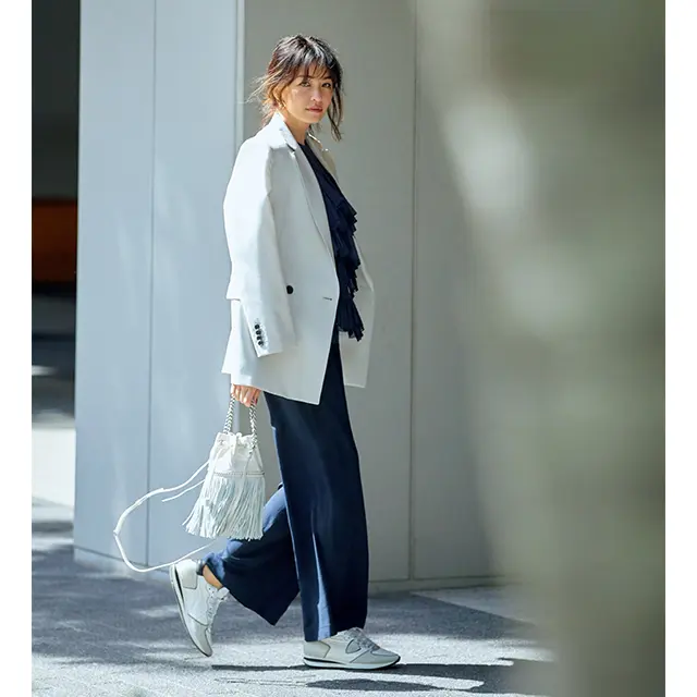 ジャケットのもつ堅さをスニーカーが払拭