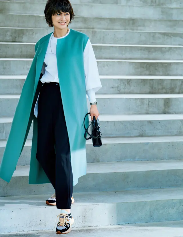 シンプルなテーパードパンツにはジレをはおって洗練度アップ