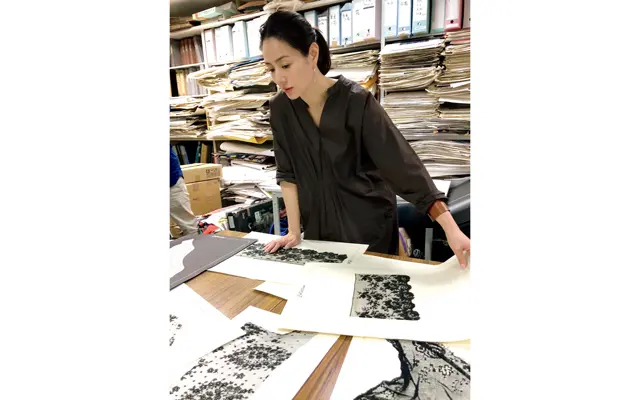 服づくり現場での井川遥さんの様子2