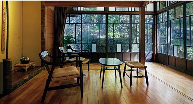 宿入口の目印になっている大きな松など、庭園の美しさも宿の見どころ