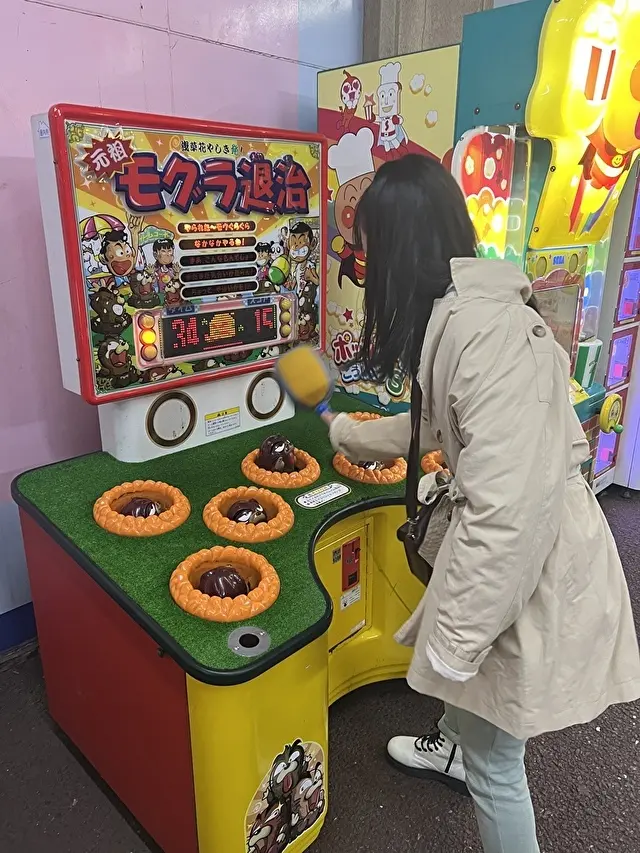 モグラ退治も楽しむ次女