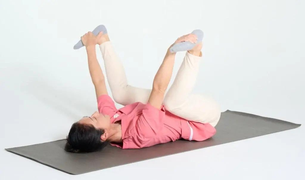 ②息を吐きつつ、両膝を伸ばしながらできる範囲で脚を開きます。自然な呼吸を繰り返しながら、①②の動きを10回ほど行いましょう。