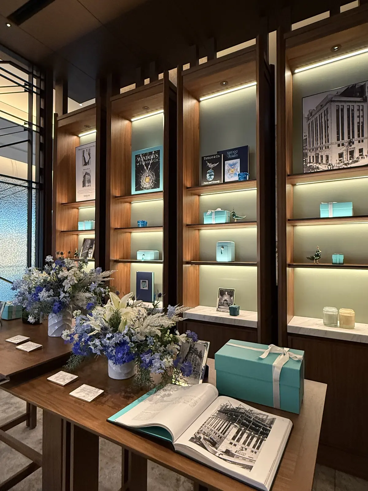 大阪　ウォルドーフ・アストリア大阪　ティファニーコラボ　クリスマス　クリスマスツリー　ピーコックアレー　ティファニー　ティファニーツリー　ティファニーブルー　クリスマスツリー　ZARA デニムワンピース　デニムミディワンピース　　