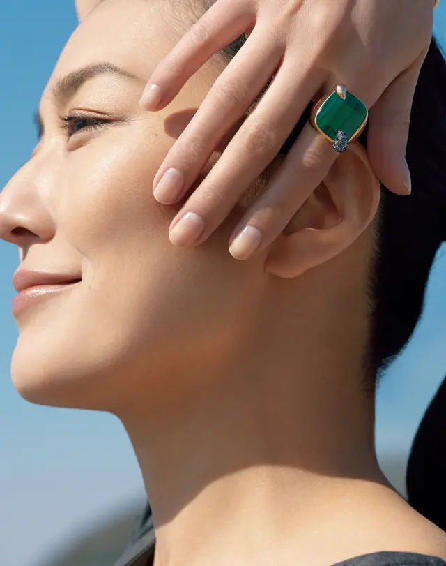 ポメラートのリング「リトラット」を着用した板谷由夏