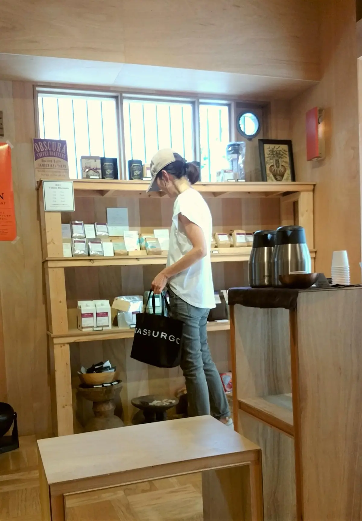 秋コーデに大人のBIGロゴトートの画像_2