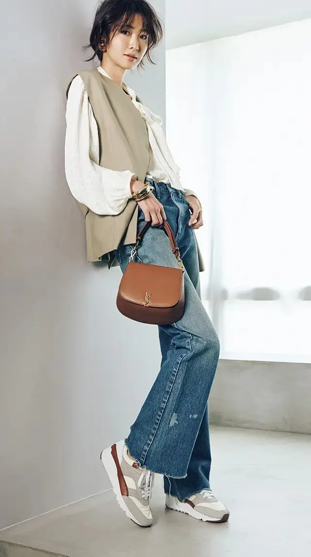 エレガントなブラウスに似合う、リュクス感漂うデザイン