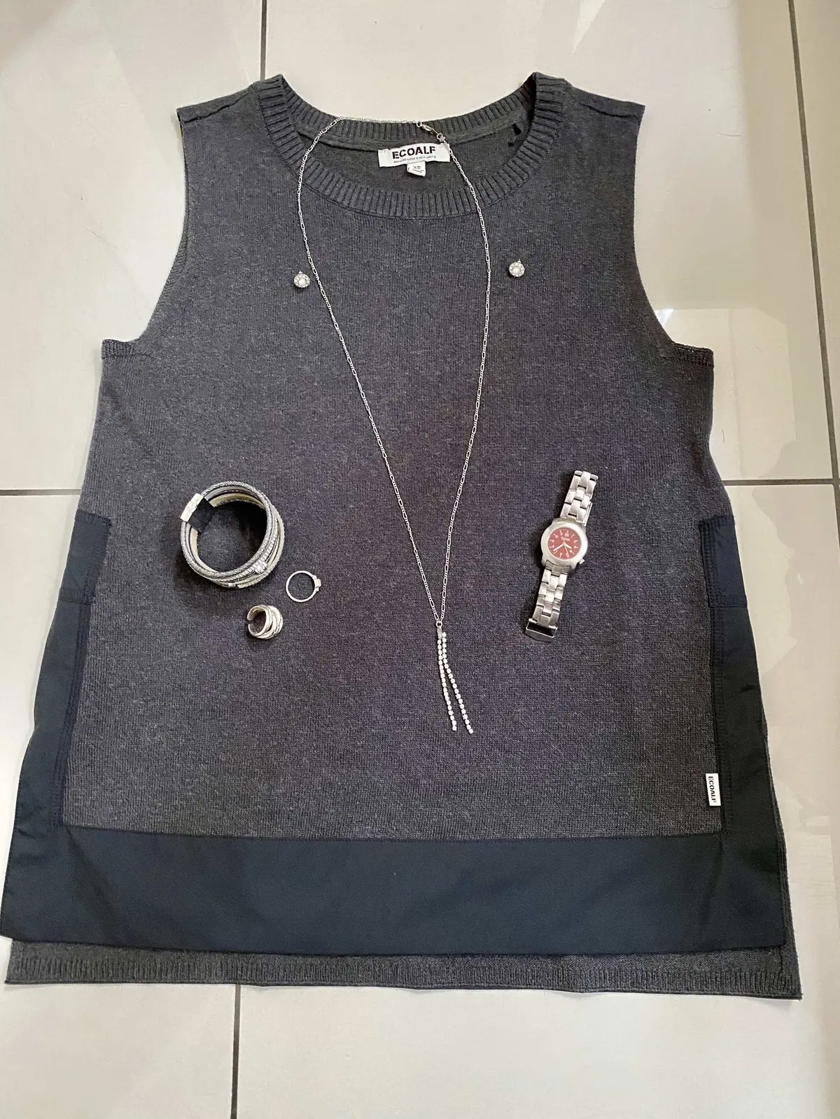 合わせたアクセサリーはシルバー系