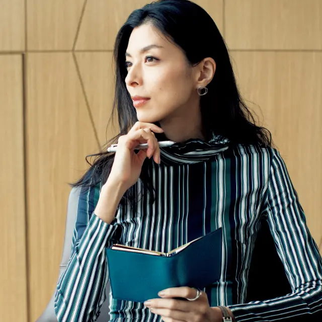 エルメスの手帳カバーを持つ生方ななえ