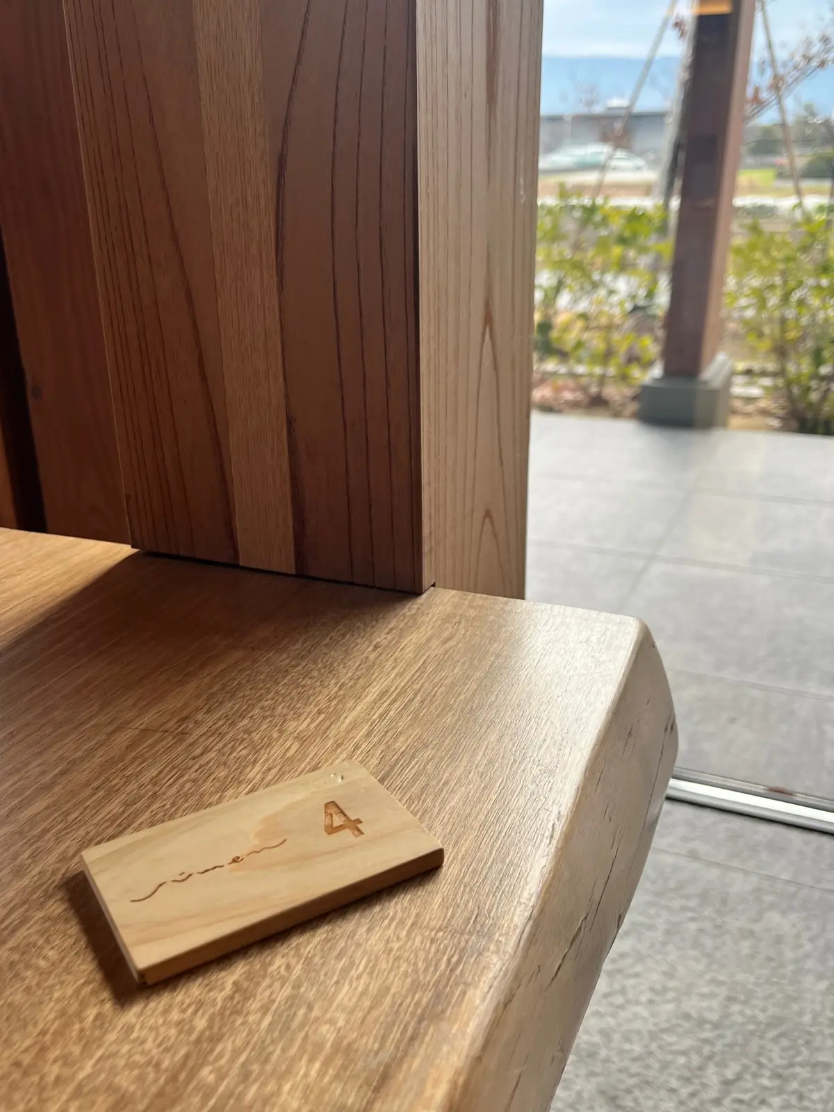 番号札も木の温もりが。