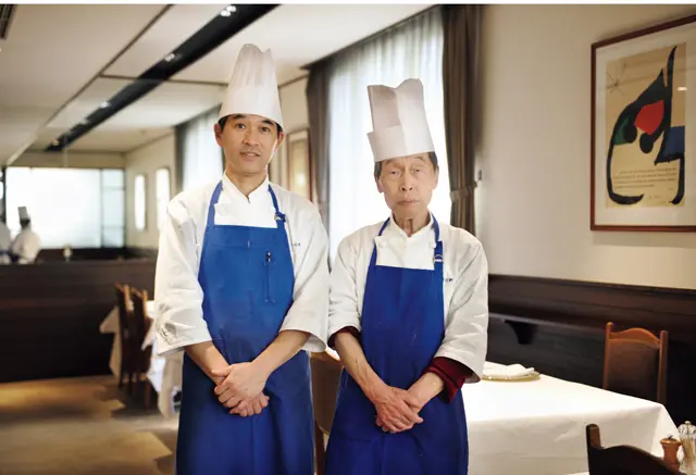 三代目の小川忠貞さん（右）と、四代目の小川忠紀さん