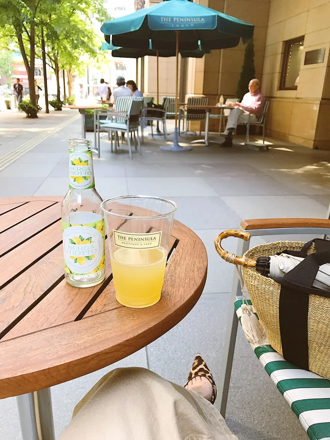 オープンカフェの季節の画像_4