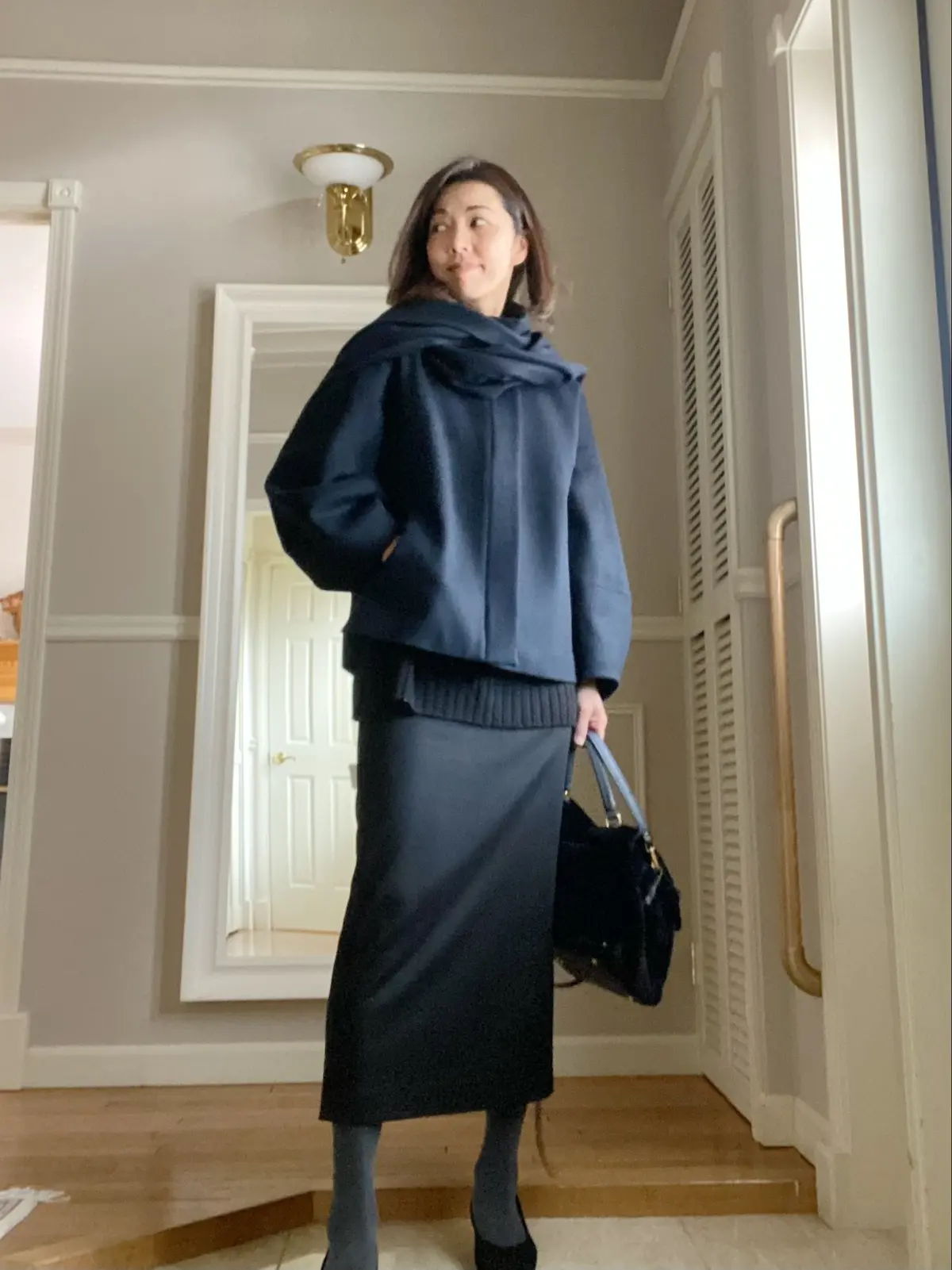 黒ロングタイトスカートとショートコートの画像_3