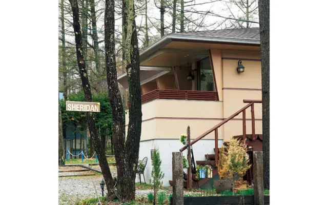 向かいの木立の緑が美しい。犬同伴可能なテラス席あり