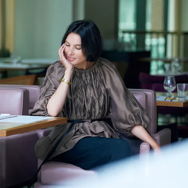 コットンシルクの光沢で 軽やかに装うサマーブラウン