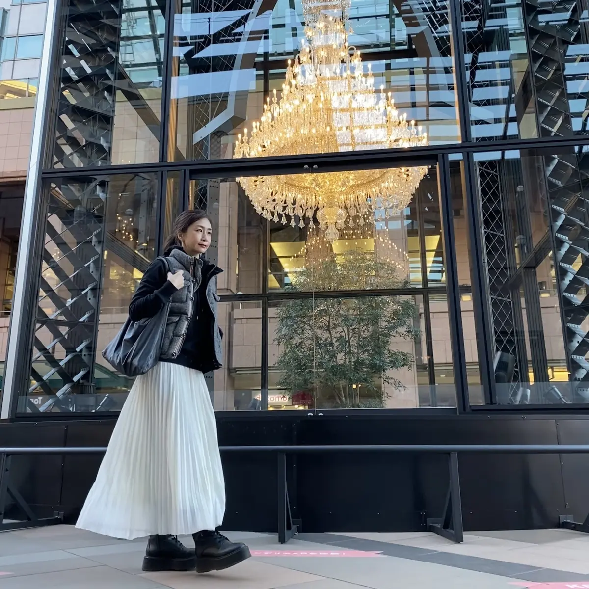 ロングスカートは白プリーツ