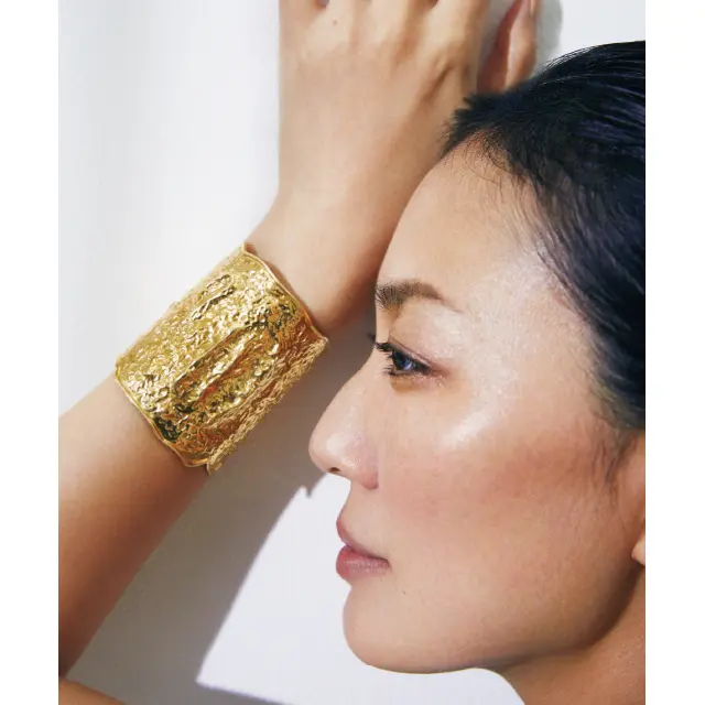 ヴァン クリーフ＆アーペルのブレスレット「エトルリアン カフ ブレスレット」を着用した板谷由夏