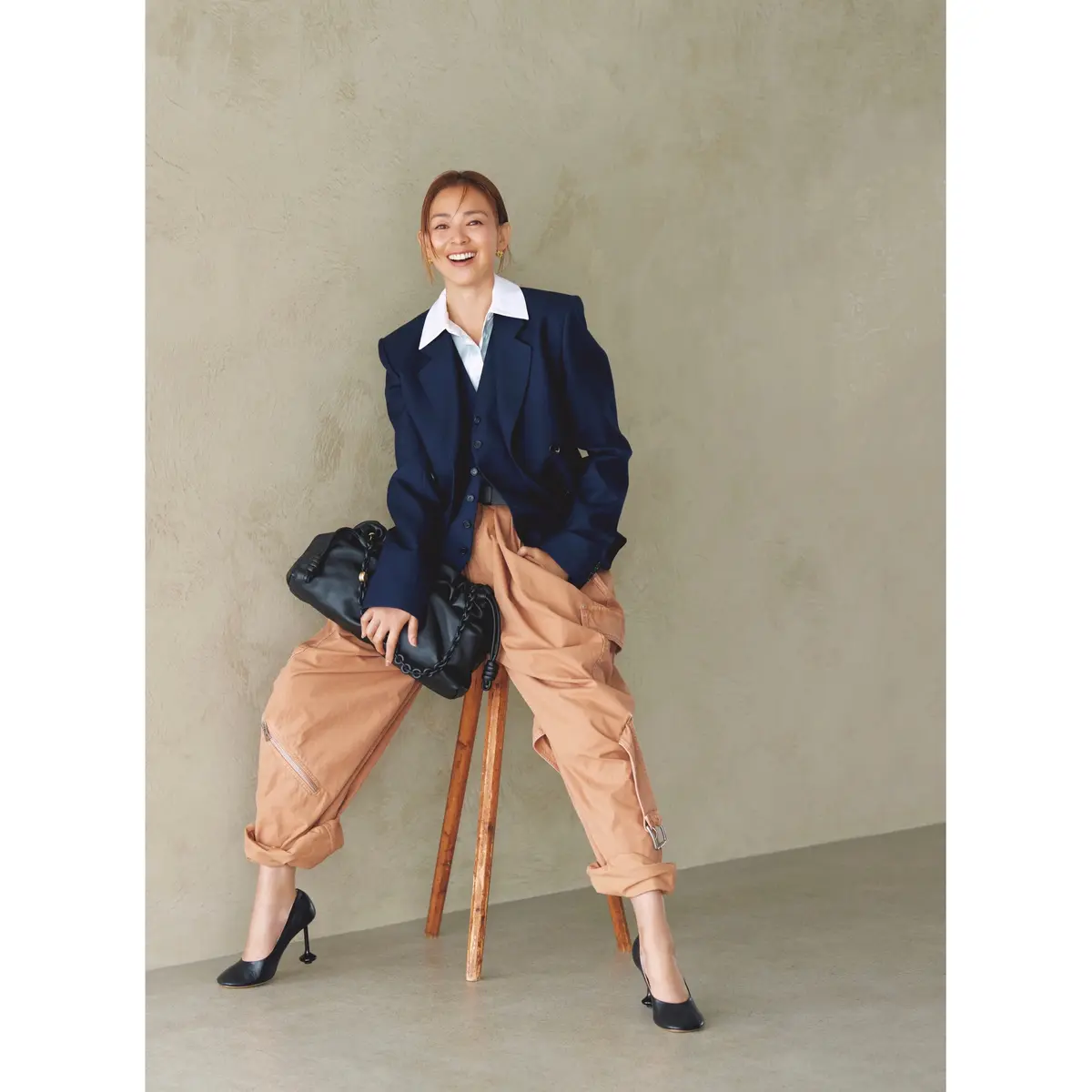 ネイビーのえーラードジャケットとジレにライトブルーのシャツとベージュワークパンツを合わせたコーディネート　モデル・SHIHO