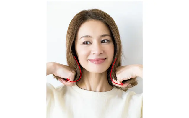 中間から手ぐしを入れ、根元をつぶしながら首に添わせるように下方向へすべらせる