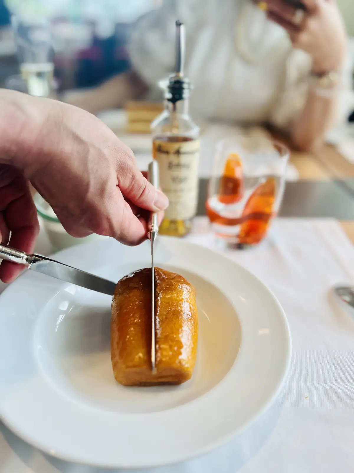 ババ・アルマニャックとバニラ風味の生クリーム