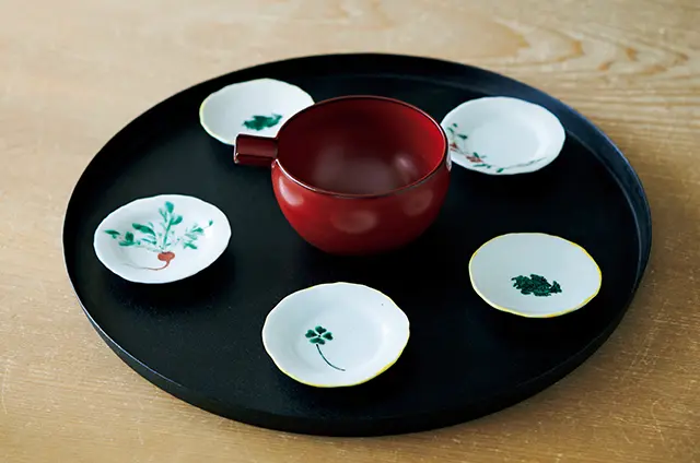 村田眞人「色絵豆皿」￥1,980〜、中野知昭「ひな片口」￥22,000、安西淳「乾漆折敷」（φ33㎝）￥31,900